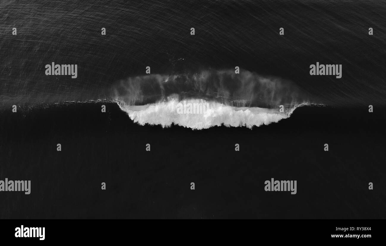 Antenne Blick von oben auf die Welle mit Schaum. Drone Foto Stockfoto