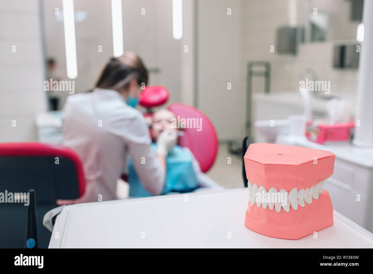 Zahnmedizin, medizinische Geräte für die zahnärztliche Instrumente, zahnärztliche Instrumente, Dentalbedarf, in der Zahnklinik. Weibliche Zahnarzt und Kid Unschärfen in der Stockfoto