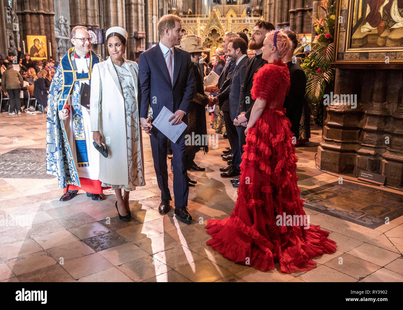 Der Herzog und die Herzogin von Sussex sprechen sie mit Gnade Chatto aus der Gruppe "Saubere Bandit', die an der Westminster Abbey Commonwealth Tag Service, London durchgeführt. Stockfoto