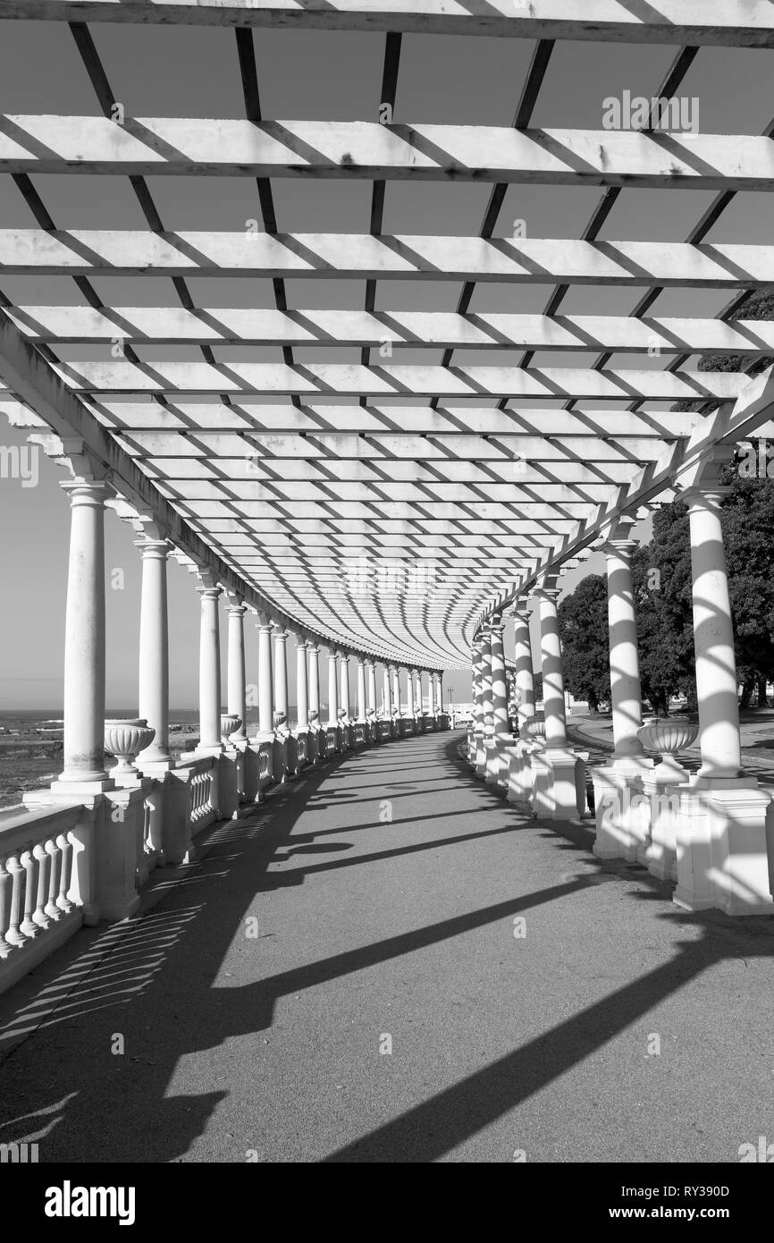 Berühmten und romantischen Pergola, in der Nähe des Meeres, Teil der schönen Architektur von Porto, Portugal. Stockfoto