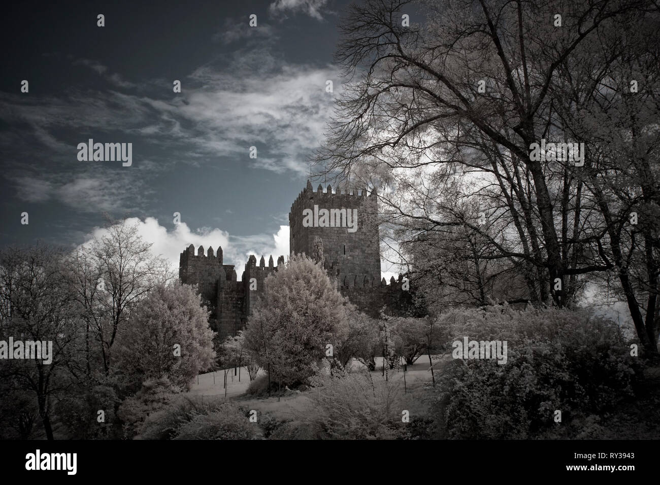 Guimaraes Castle, Geburt der portugiesischen Nation. Ir-Filter verwendet. Stockfoto