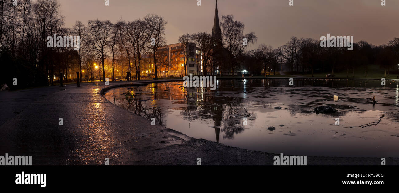 Panoramabild von Queens Park in Glasgow in der Nacht Stockfoto