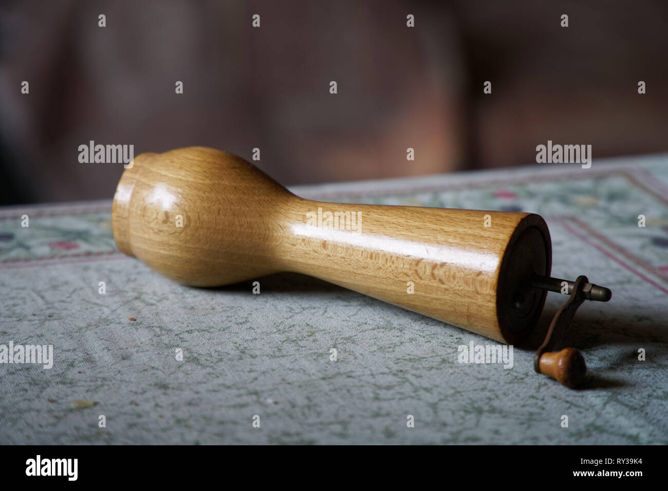 Pfefferstreuer shakers auf dem Tisch isoliert. Stockfoto