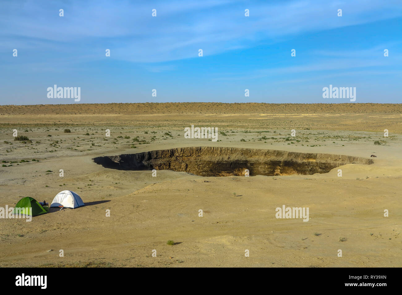Darvaza Gas Krater Grube Atemberaubende zwei Zelte Stockfoto