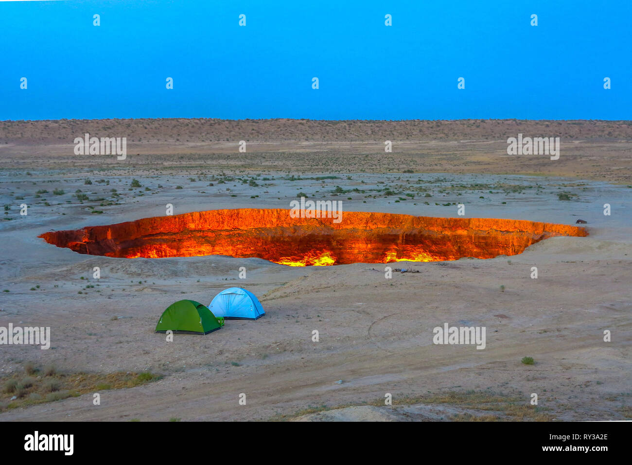 Darvaza Gas Krater Grube Atemberaubende zwei Zelte Stockfoto