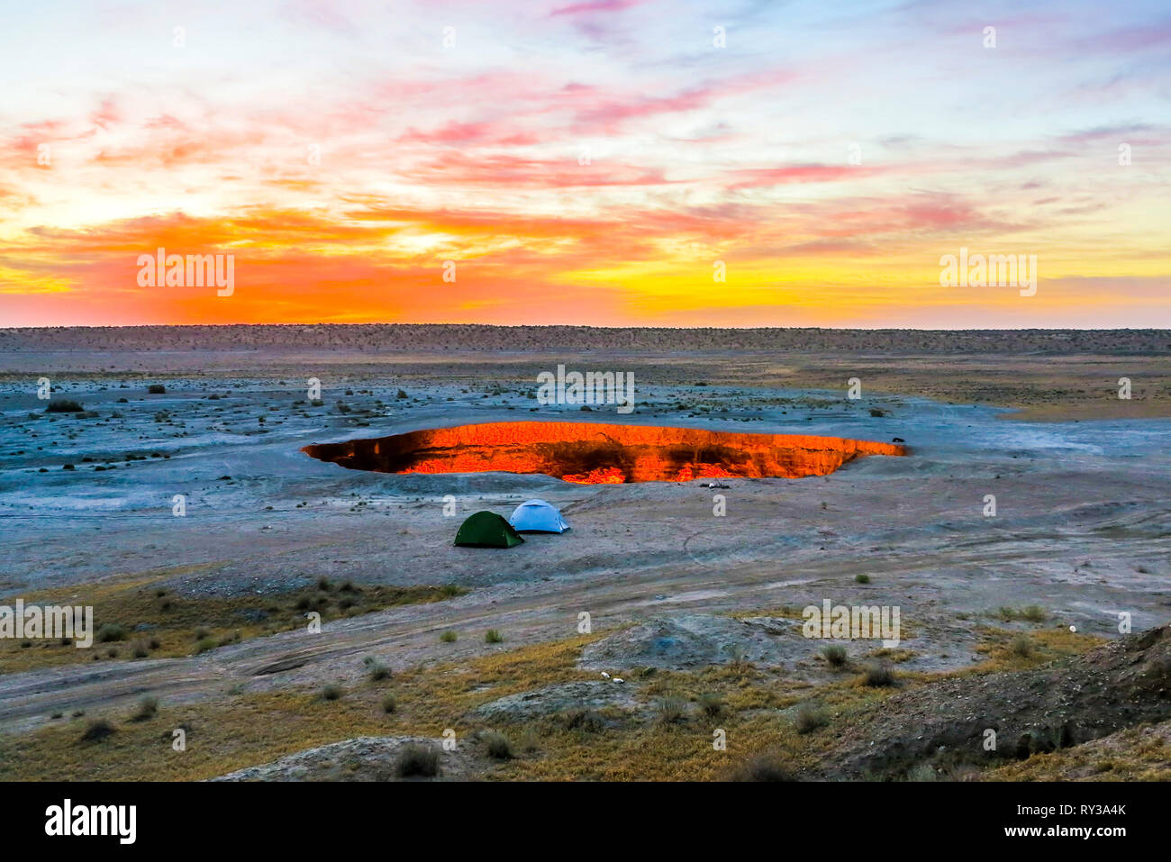 Darvaza Gas Krater Grube Atemberaubende zwei Zelte bei Sonnenaufgang Stockfoto