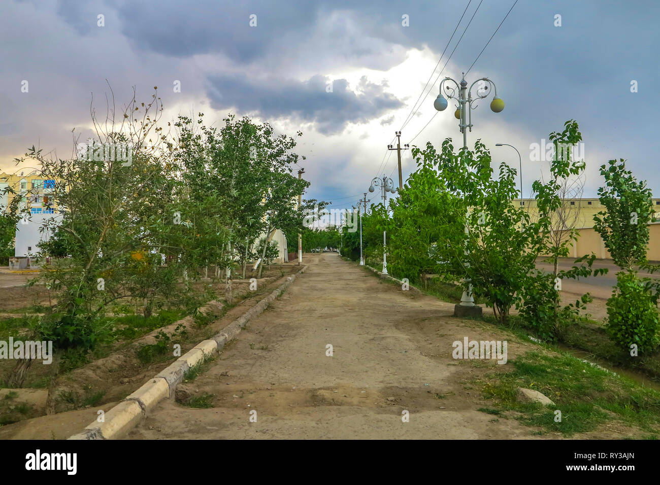 Dashoguz Turkmenistan gemeinsame Ziegel Residential Apartment Gebäude führenden Leitungen Stockfoto