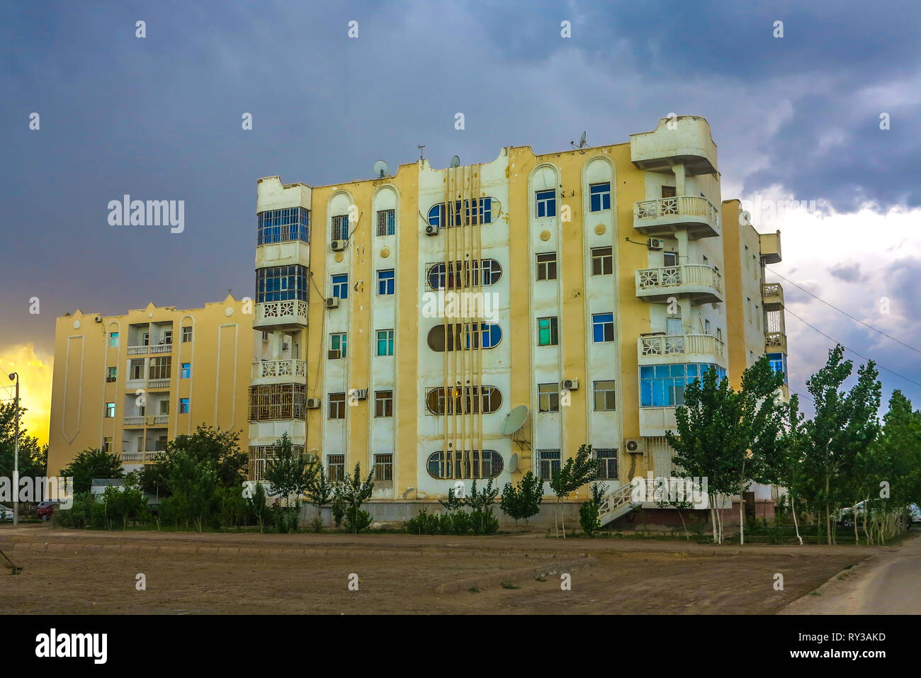 Dashoguz Turkmenistan gemeinsame Ziegel Residential Multi Level Apartment Gebäuden Stockfoto