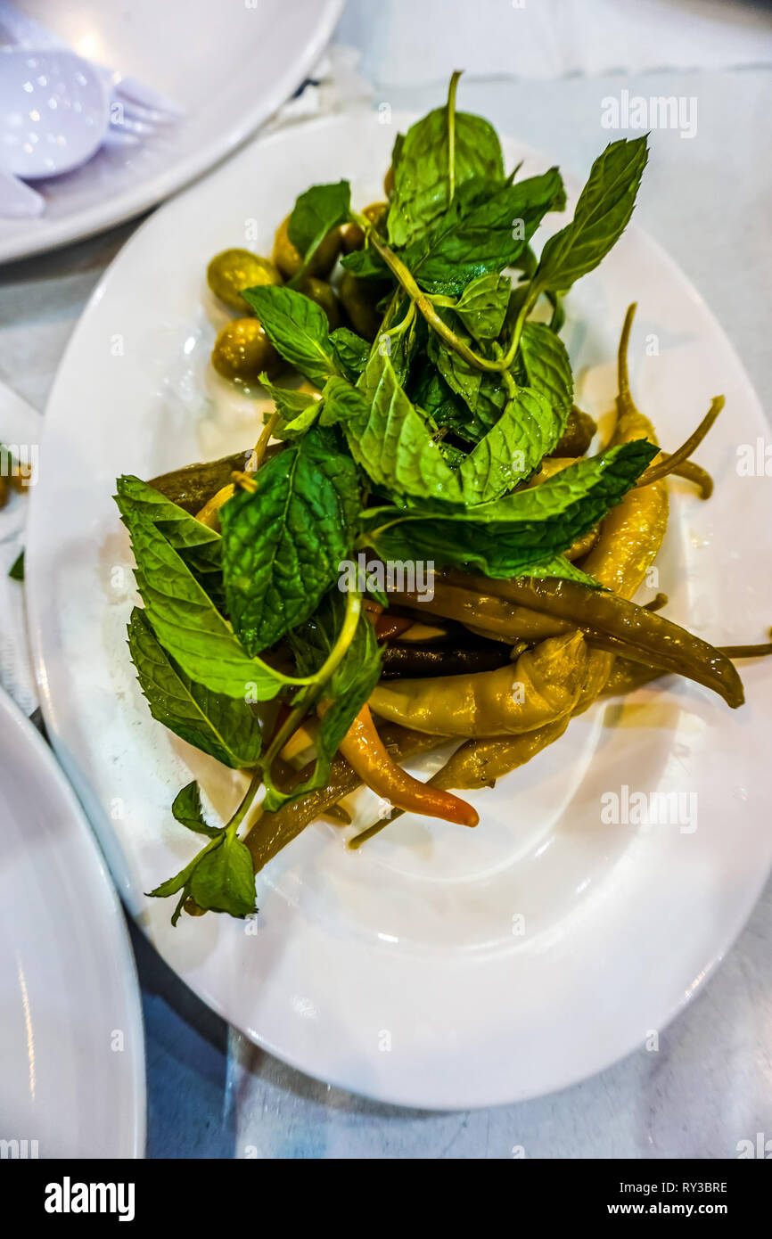 Libanesische köstliche Küche Vorspeisen Vorspeisen grüner Chili und Spear Mint Stockfoto