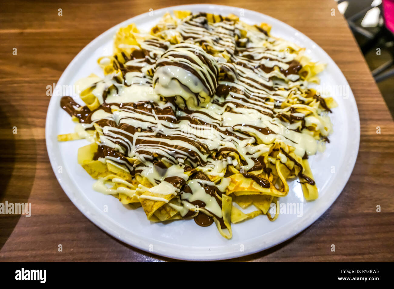Zerfetztes Pfannkuchen mit Eis Schokolade und Vanille Stockfoto
