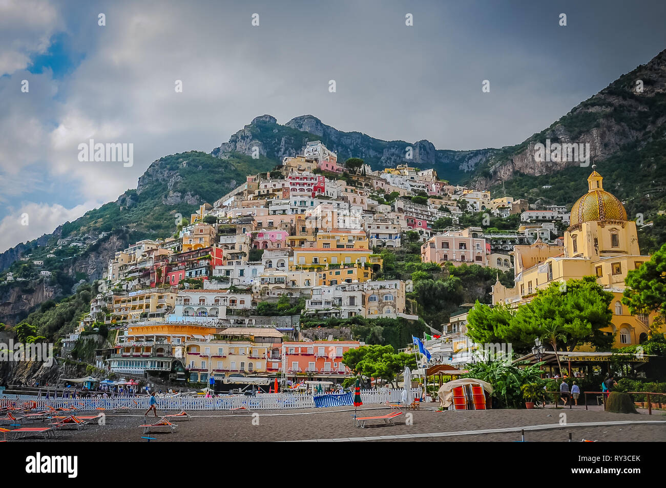 Positano Beach an einem bewölkten Tag, Amalfiküste, Italien Stockfoto