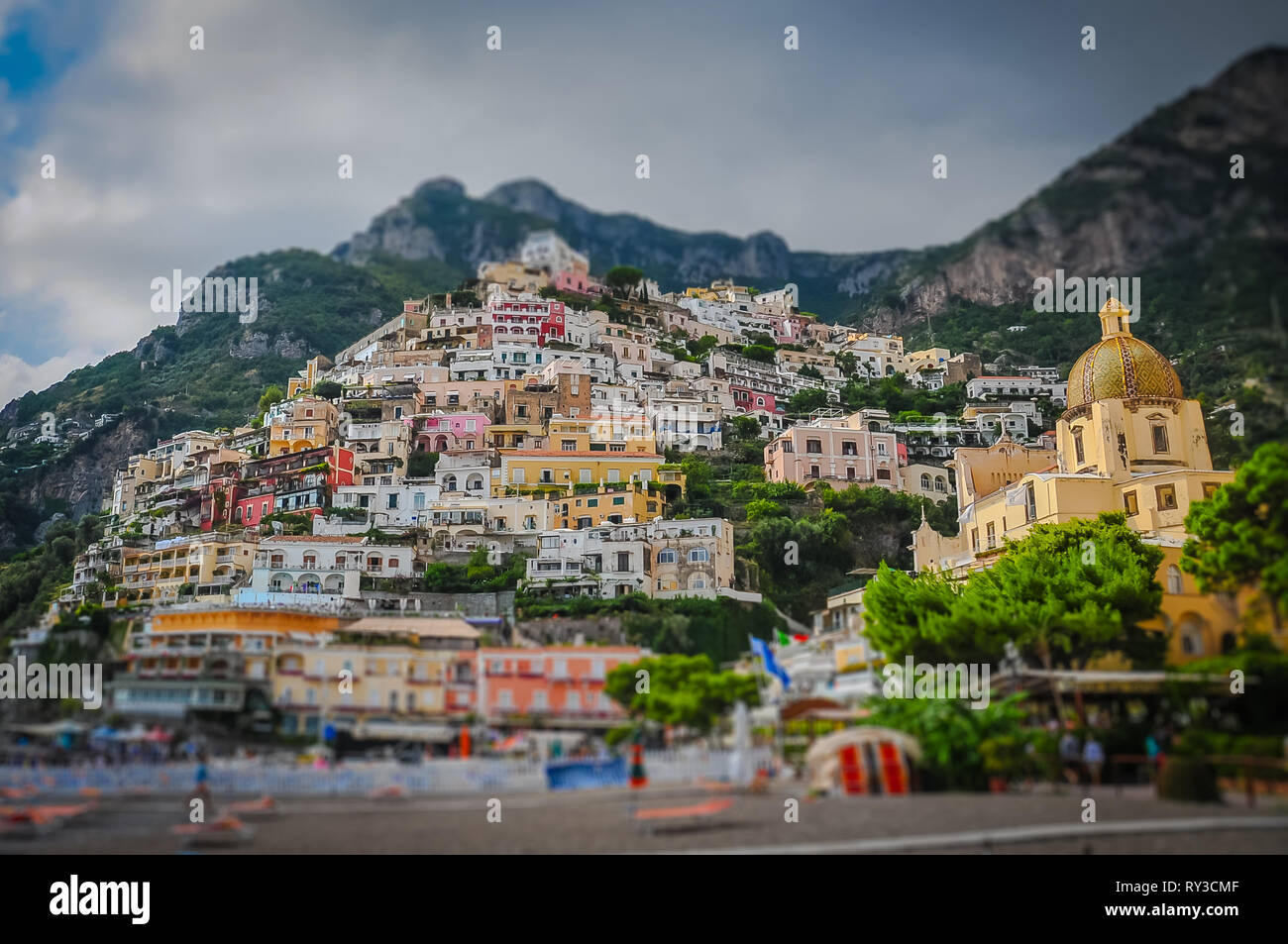 Tilt Shift Wirkung von Positano Beach an einem bewölkten Tag, Amalfiküste, Italien Stockfoto
