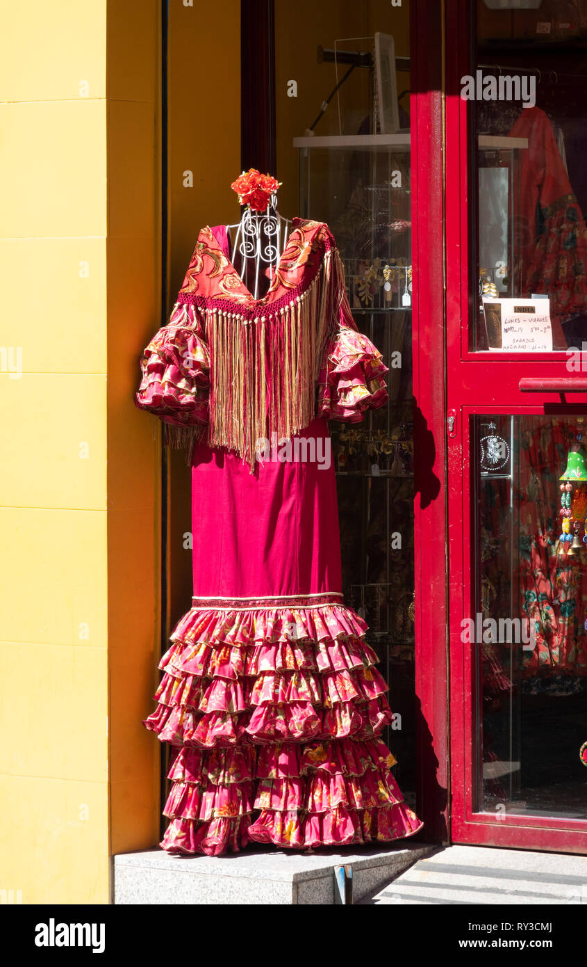 Andalusischen Flamenco Kleid außerhalb einer traditionellen Spanish​ Dress Shop in Sevilla Stockfoto