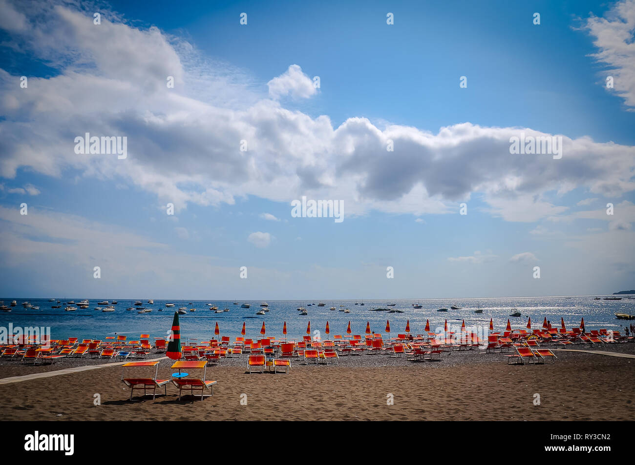 Sonnenschirme und Sonnenliegen am Strand von Positano, Italien Stockfoto