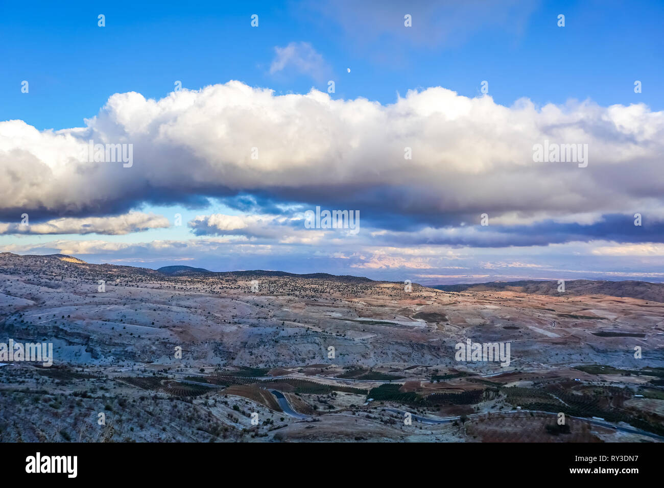 Gebirge Libanon Bekaa-tal Straße mit atemberaubenden blauen Himmel Hintergrund Stockfoto