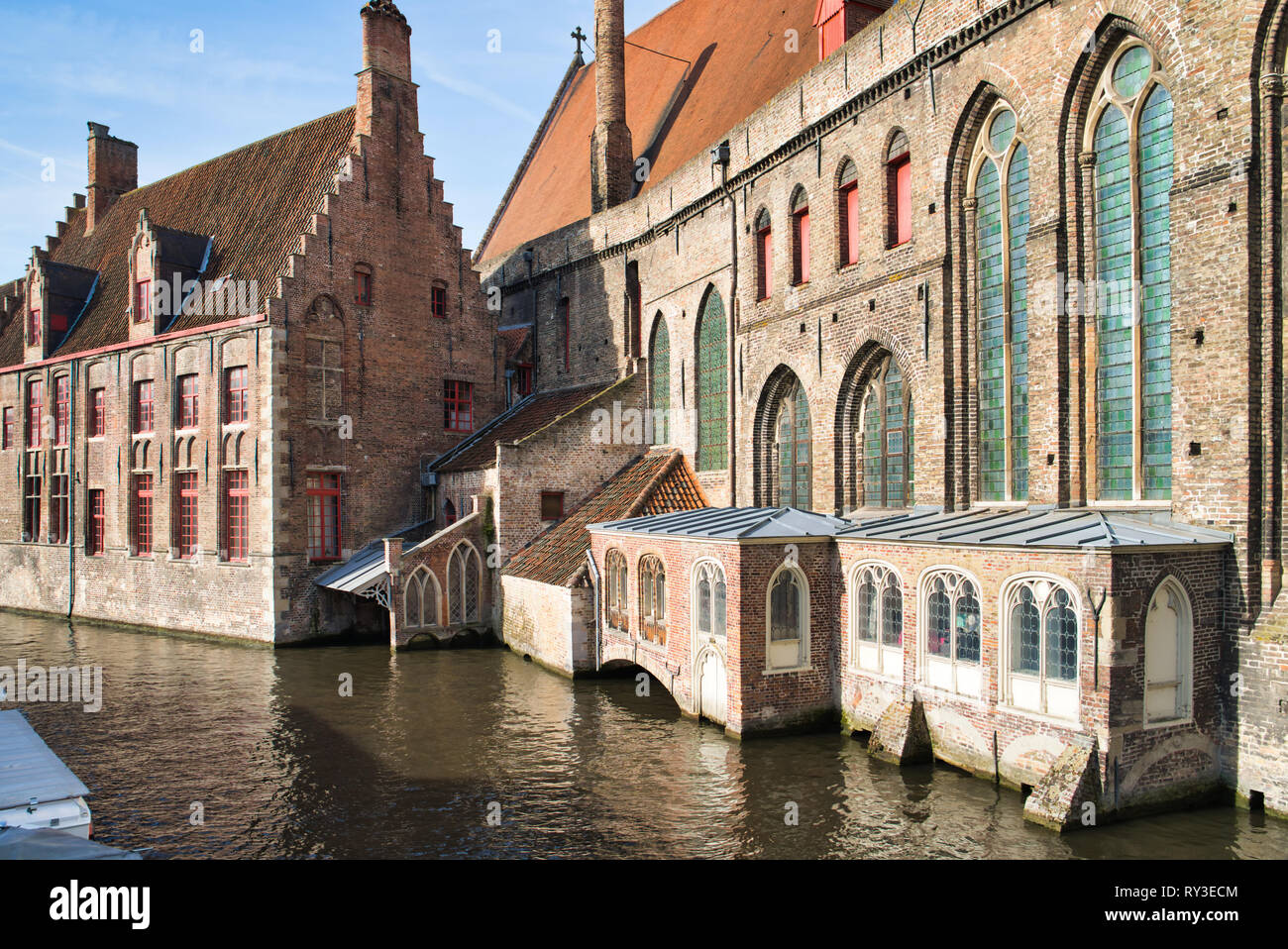 Brügge, Belgien - 17. FEBRUAR 2019: Sint Jan Krankenhaus Gebäude, ein Museum mit einer Ausstellung von Gemälden von Hans Memling Stockfoto