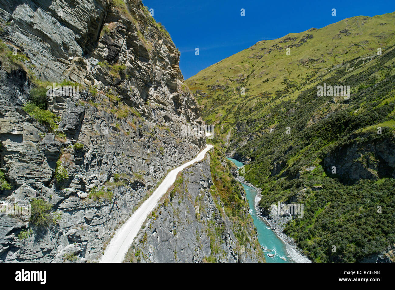 Straße in den Skippers Canyon, und Shotover River, in der Nähe von Queenstown, Südinsel, Neuseeland - Luftbild Stockfoto