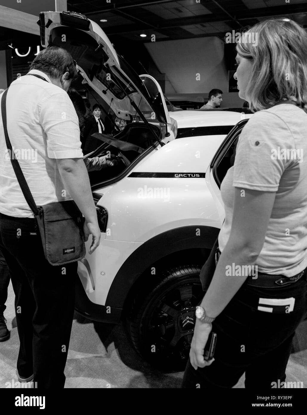 PARIS, Frankreich - Okt 4, 2018: Mann bewundern die neuen weißen Citroen C4 CactusSUV auf internationaler Auto Ausstellung Mondial Paris Motor Show, Modell des französischen Automobilherstellers Schwarz und Weiß hergestellt Stockfoto