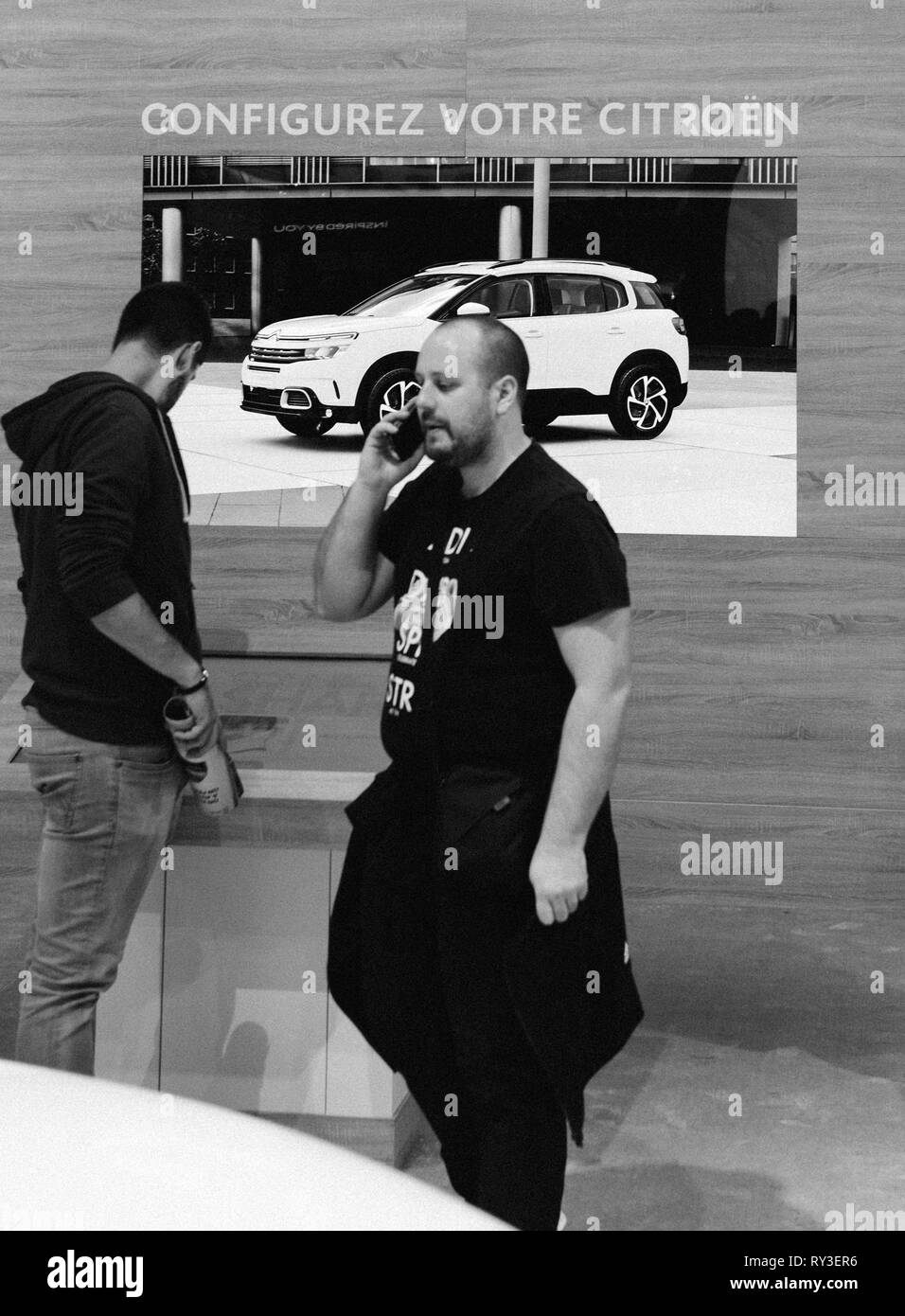 PARIS, Frankreich - Okt 4, 2018: Kunden und neugierige Menschen bewundern die neuen internationalen Autoausstellung Mondial Paris Motor Show, Modell von Autohersteller produziert - Schwarz und Weiß Stockfoto