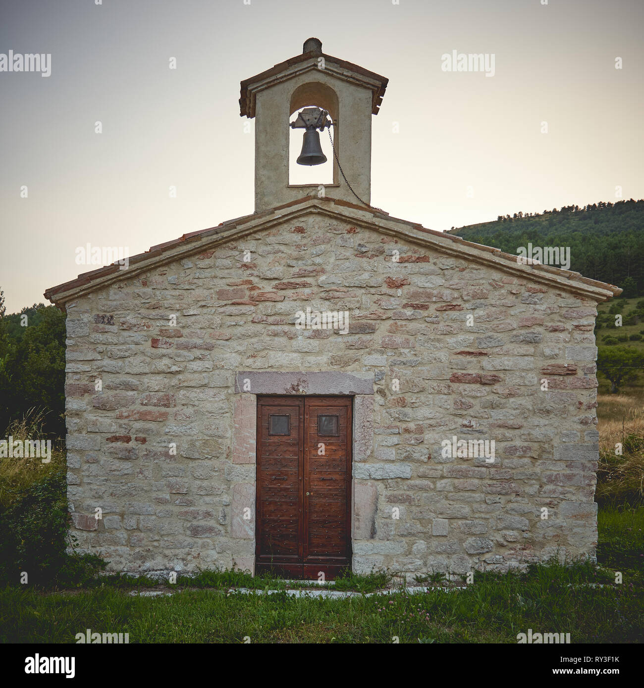 Eine typische kleine renovierte steinerne Kirche in einem ländlichen Dorf in den Bergen von Italien. Quadratischen Format. Stockfoto