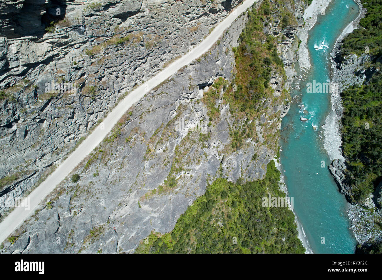 Straße in den Skippers Canyon, und Shotover River, in der Nähe von Queenstown, Südinsel, Neuseeland - Luftbild Stockfoto