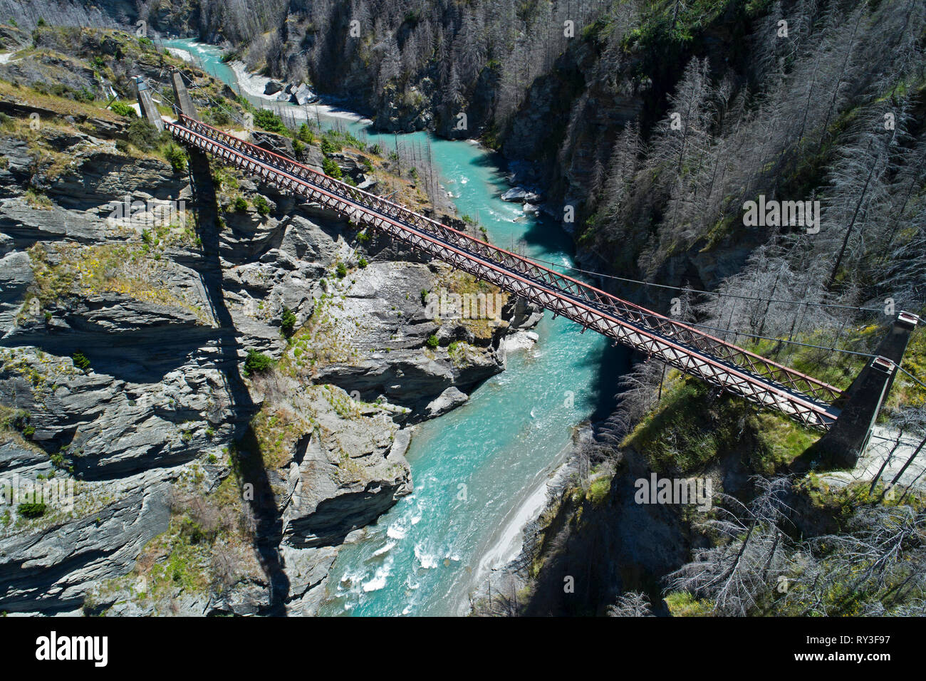 Historische Skipper Suspension Bridge (1901), oben Shotover River, Skippers Canyon, Queenstown, Südinsel, Neuseeland - Luftbild Stockfoto