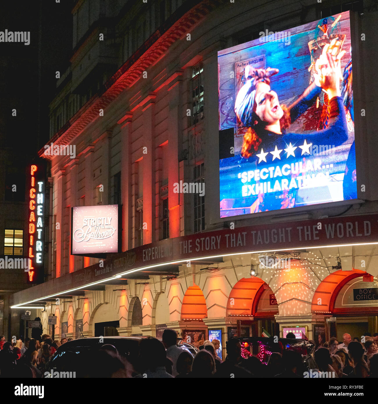 London, UK - August, 2018. Masse der Menschen außerhalb der Piccadilly Theatre im Londoner West End. Stockfoto