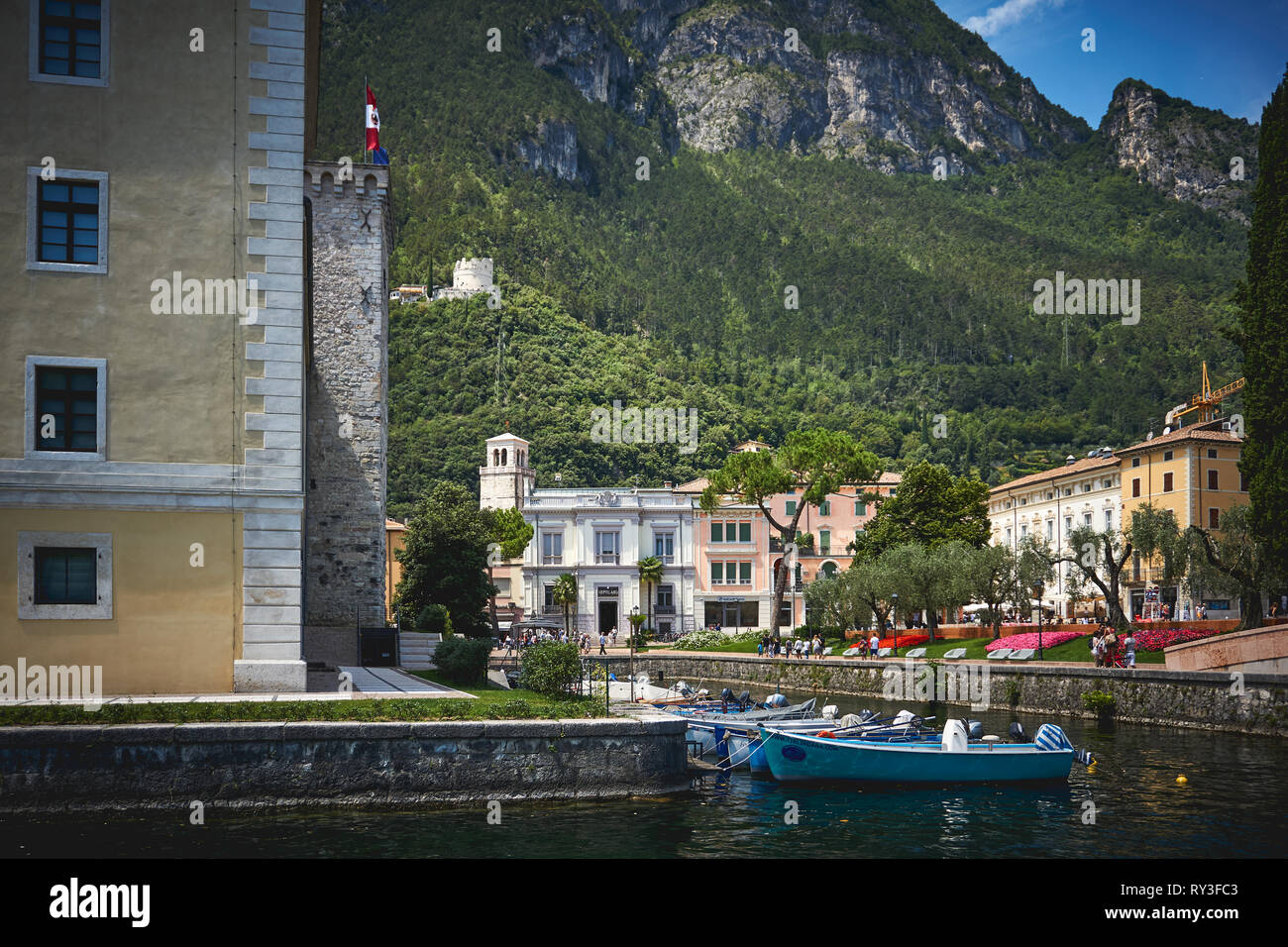 Riva del Garda, Italien - August, 2018. Blick auf den alten Hafen der Stadt Riva del Garda. Stockfoto