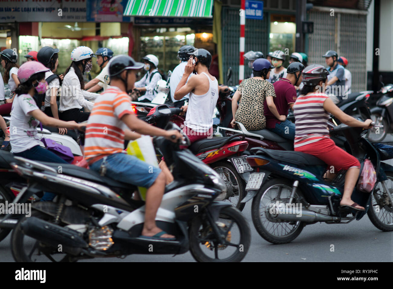 Motorräder, Motorräder und Roller in Hanoi. Motorrad Stau und Gesichtsmasken in der überfüllten Stadt Hanoi, Vietnam, Indochina, Asien Stockfoto