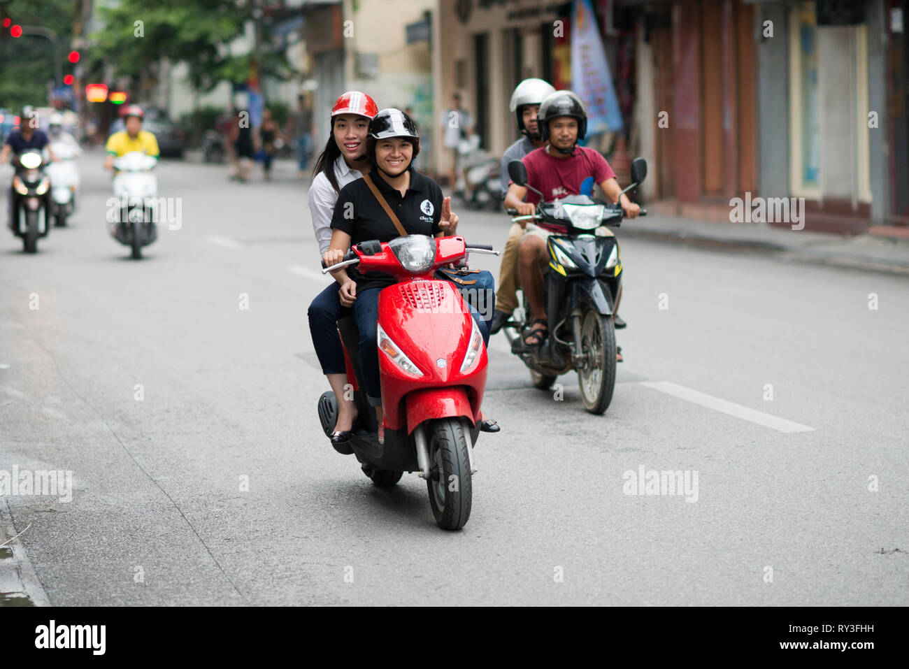 Motorräder, Motorräder und Roller in Hanoi. Motorrad Stau und Gesichtsmasken in der überfüllten Stadt Hanoi, Vietnam, Indochina, Asien Stockfoto
