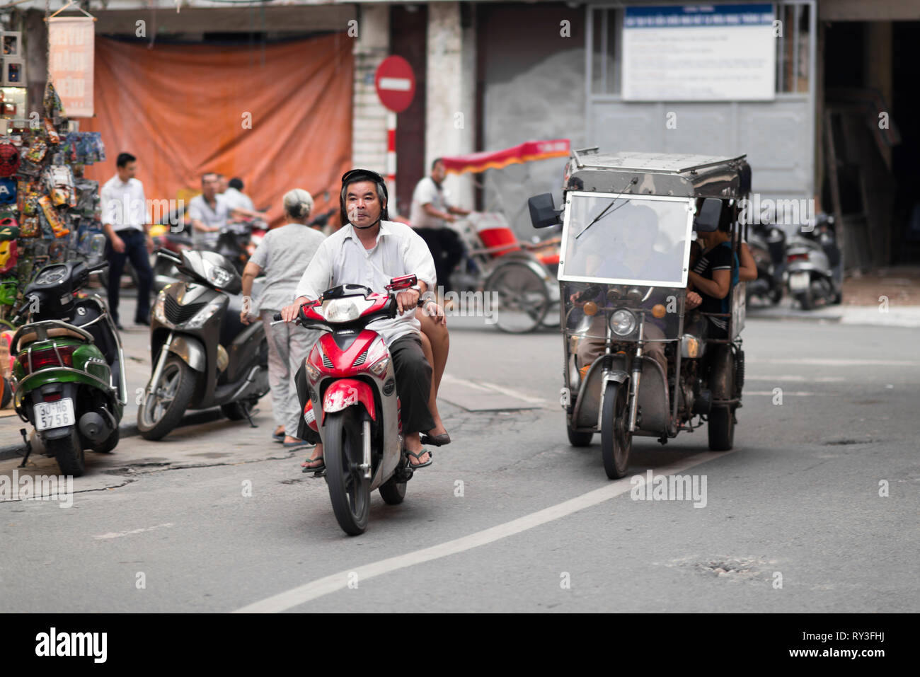 Motorräder, Motorräder und Roller in Hanoi. Motorrad Stau und Gesichtsmasken in der überfüllten Stadt Hanoi, Vietnam, Indochina, Asien Stockfoto