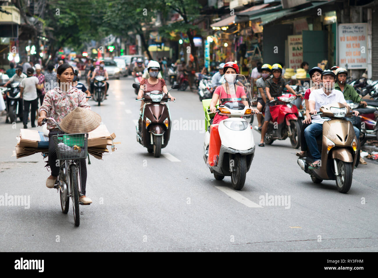 Motorräder, Motorräder und Roller in Hanoi. Motorrad Stau und Gesichtsmasken in der überfüllten Stadt Hanoi, Vietnam, Indochina, Asien Stockfoto