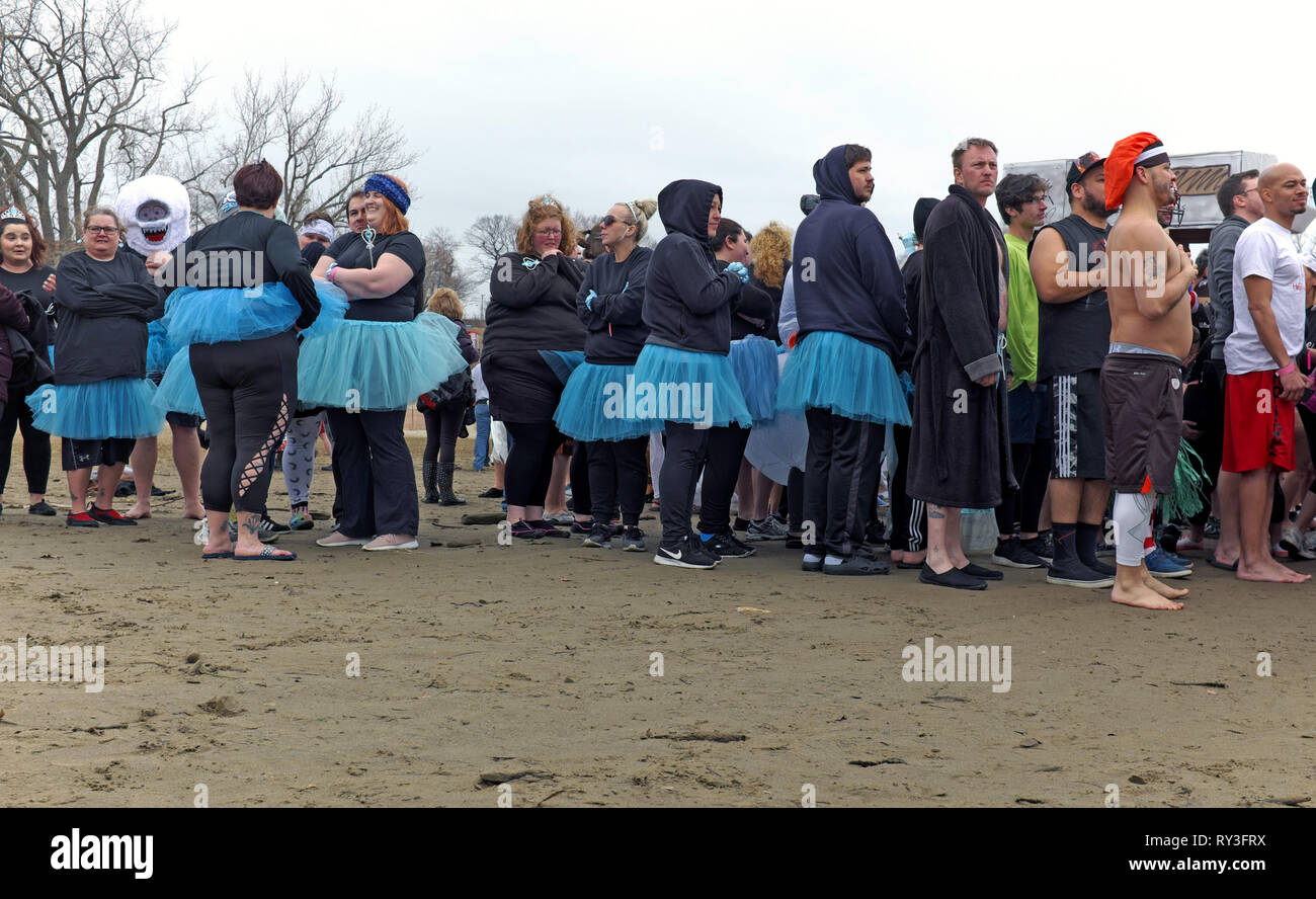 Die Teilnehmer des Polarstürzens 2019 warten in der Schlange, um ein Bad in den eisgefüllten Gewässern des Lake Erie vor dem Edgewater Park in Cleveland, Ohio, USA, zu nehmen. Stockfoto