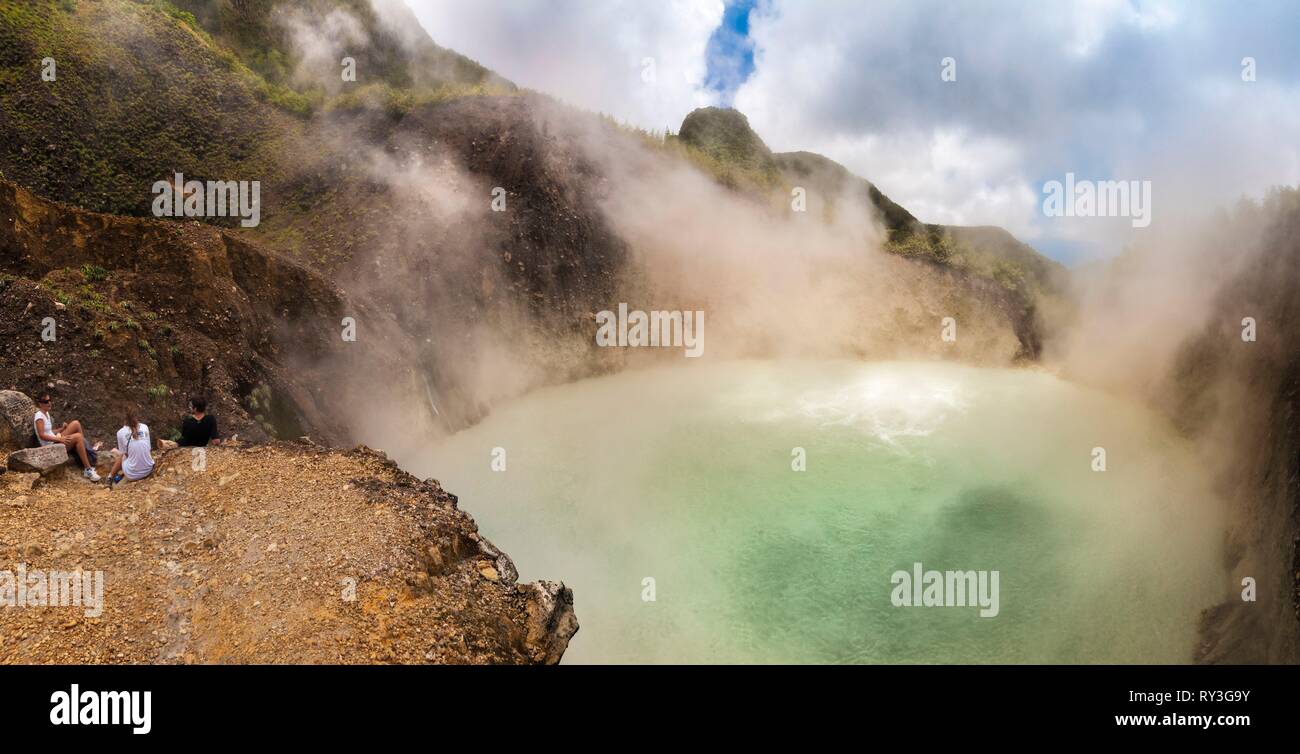 Dominica, Morne Trois Pitons Nationalpark eingeschrieben auf der Liste des Weltkulturerbes der UNESCO, mit Blick auf den kochenden See, der weltweit zweitgrößte kochenden See mit einer Temperatur von über 82 °C und von denen wir sehen den Emanationen hier Stockfoto