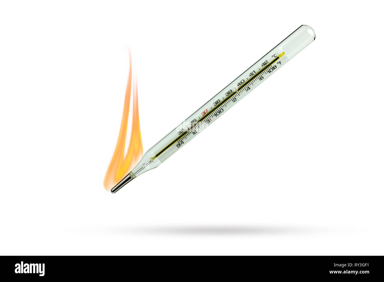 Das Feuer brennt Thermometer auf weißem Hintergrund. Das Konzept von hohem Fieber. Stockfoto