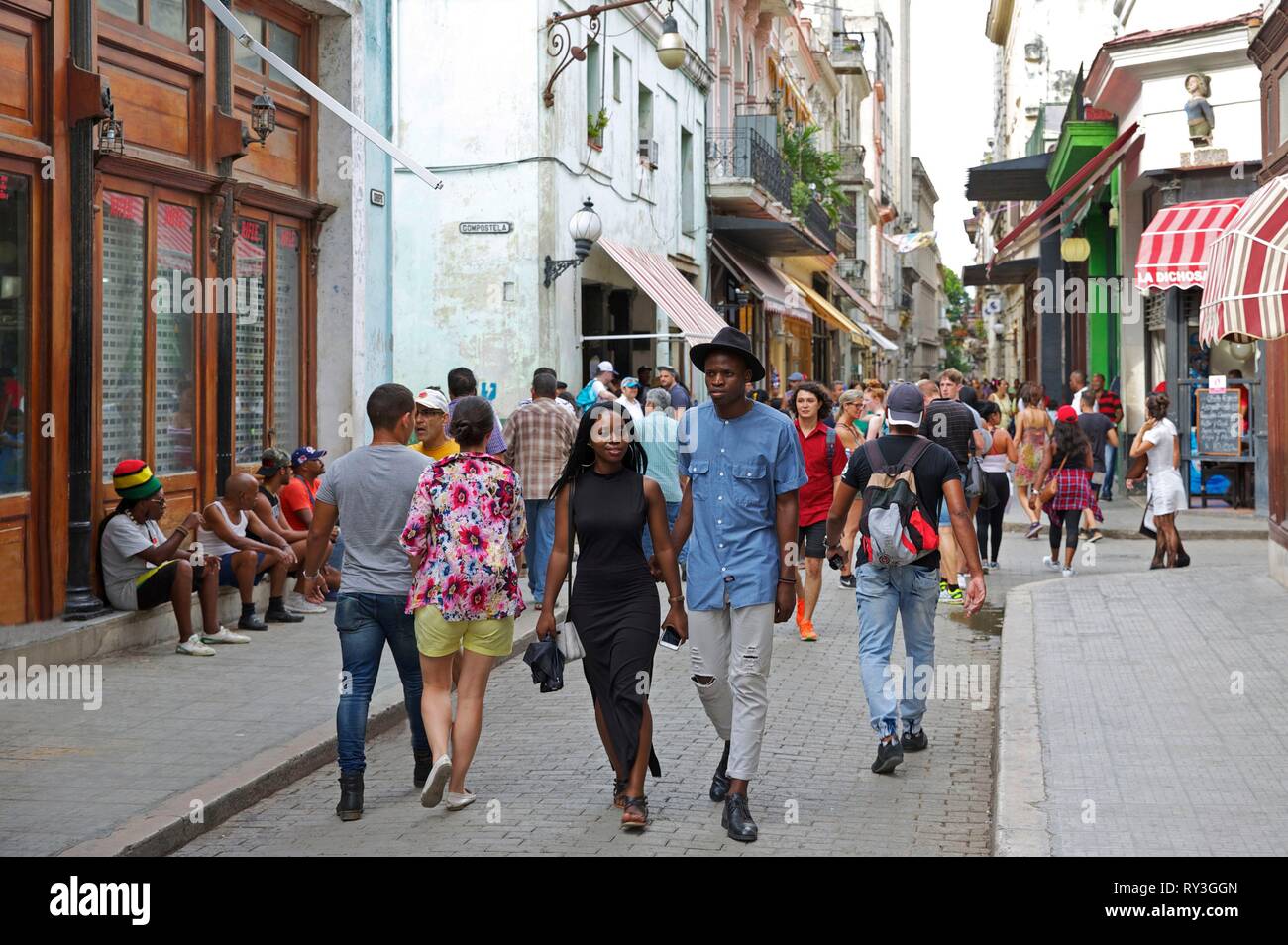 Kuba, Havanna, alte Habana, als Weltkulturerbe von der UNESCO, junge Schwarze trendige Paar unter der Menge in der Fußgängerzone Obispo Straße Stockfoto