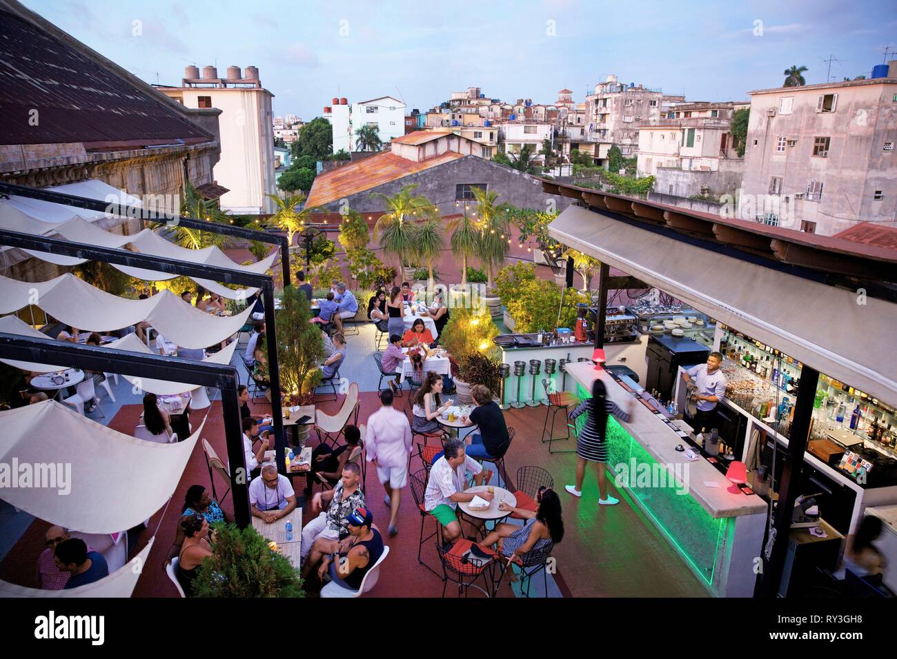 Kuba, Havanna, Vedado, tauchen Blick auf den Innenhof von el Cocinero Restaurant voller Touristen, die sich in der multikulturellen Zentrum La Fabrica de arte Cubano Stockfoto