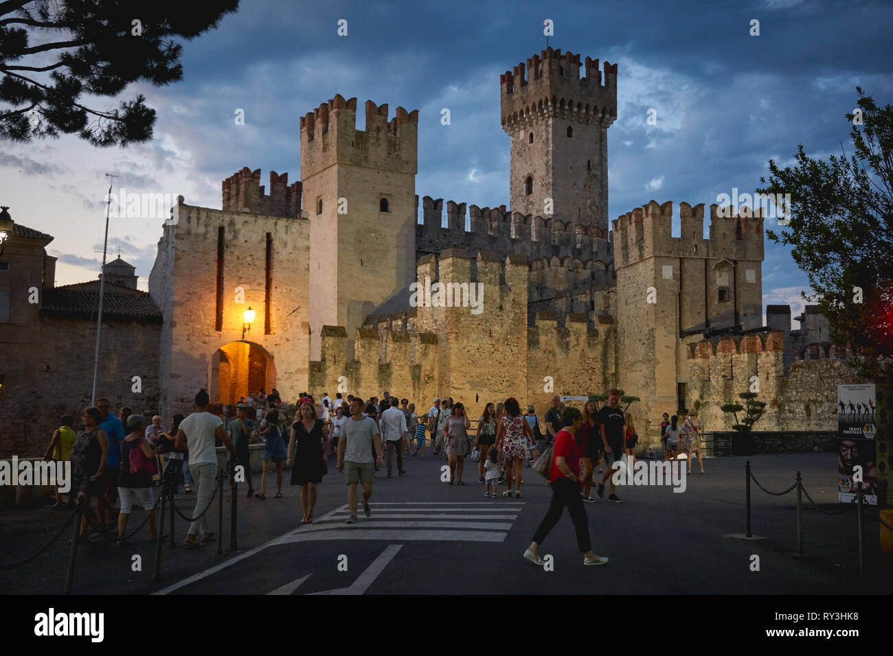 Sirmione am Gardasee (Italien) - März 2019. Nacht Blick auf das Schloss Scaligero, Zugang zum historischen Zentrum von Sirmione. Stockfoto