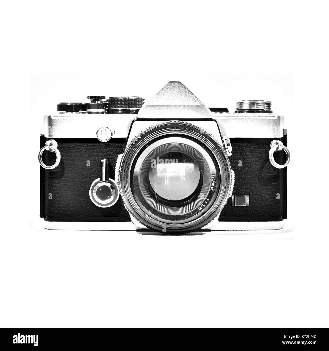 London, UK - August, 2018. Vintage film SLR Kamera mit einem weißen Hintergrund. Stockfoto