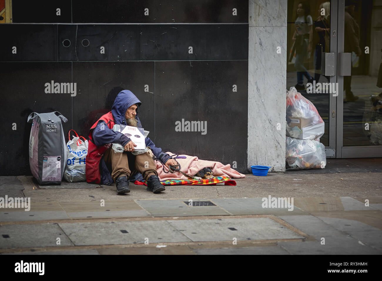 London, UK - August, 2018. Ein obdachloser Mann um Hilfe betteln in Central London. Stockfoto
