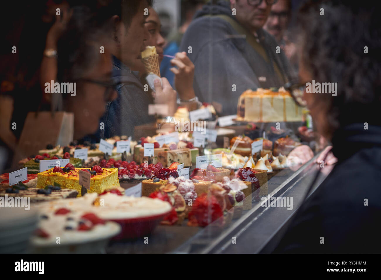 London, UK - August, 2018. Personen außerhalb einer Bäckerei Schaufenster in Central London. Stockfoto