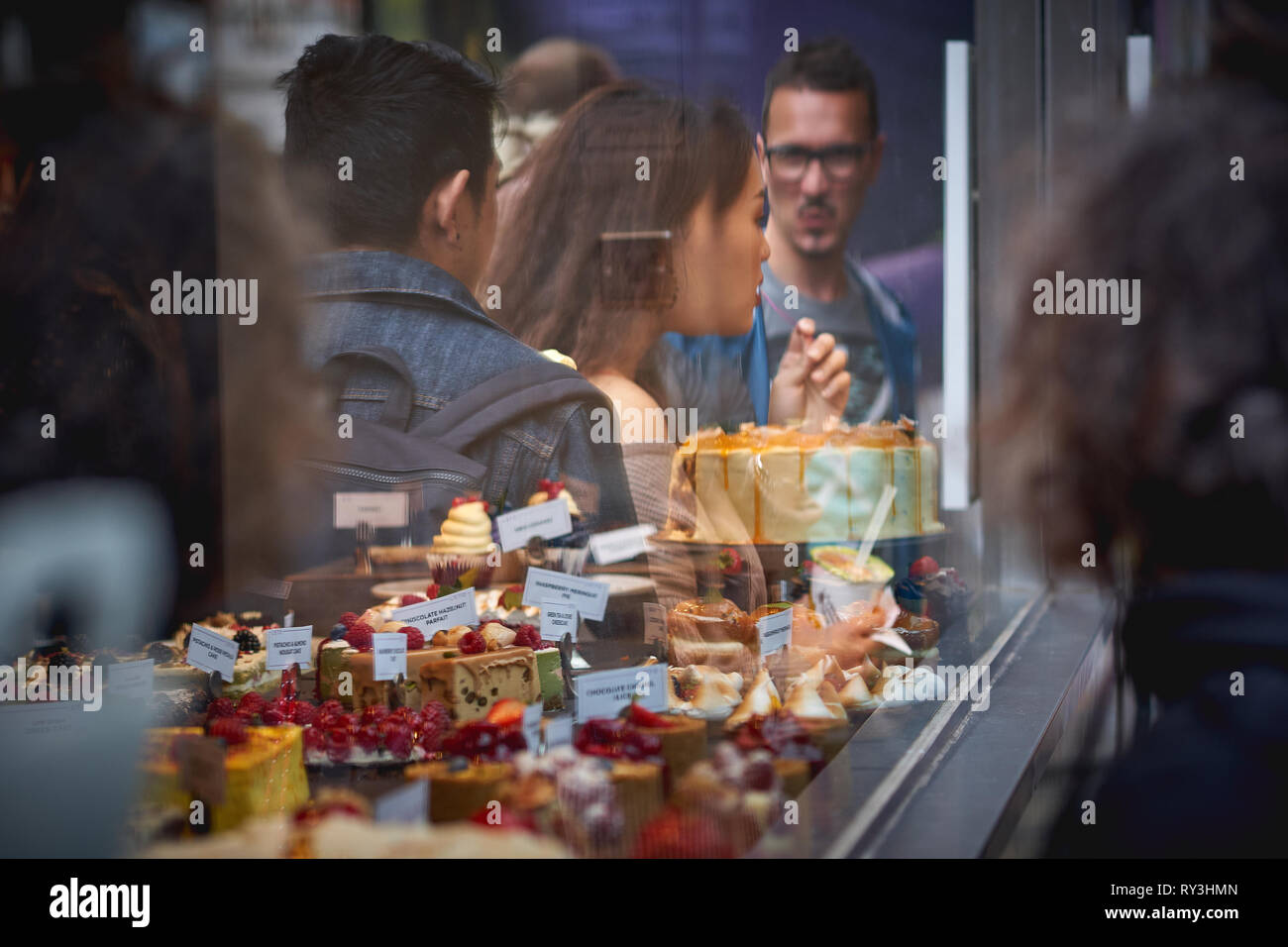 London, UK - August, 2018. Personen außerhalb einer Bäckerei Schaufenster in Central London. Stockfoto
