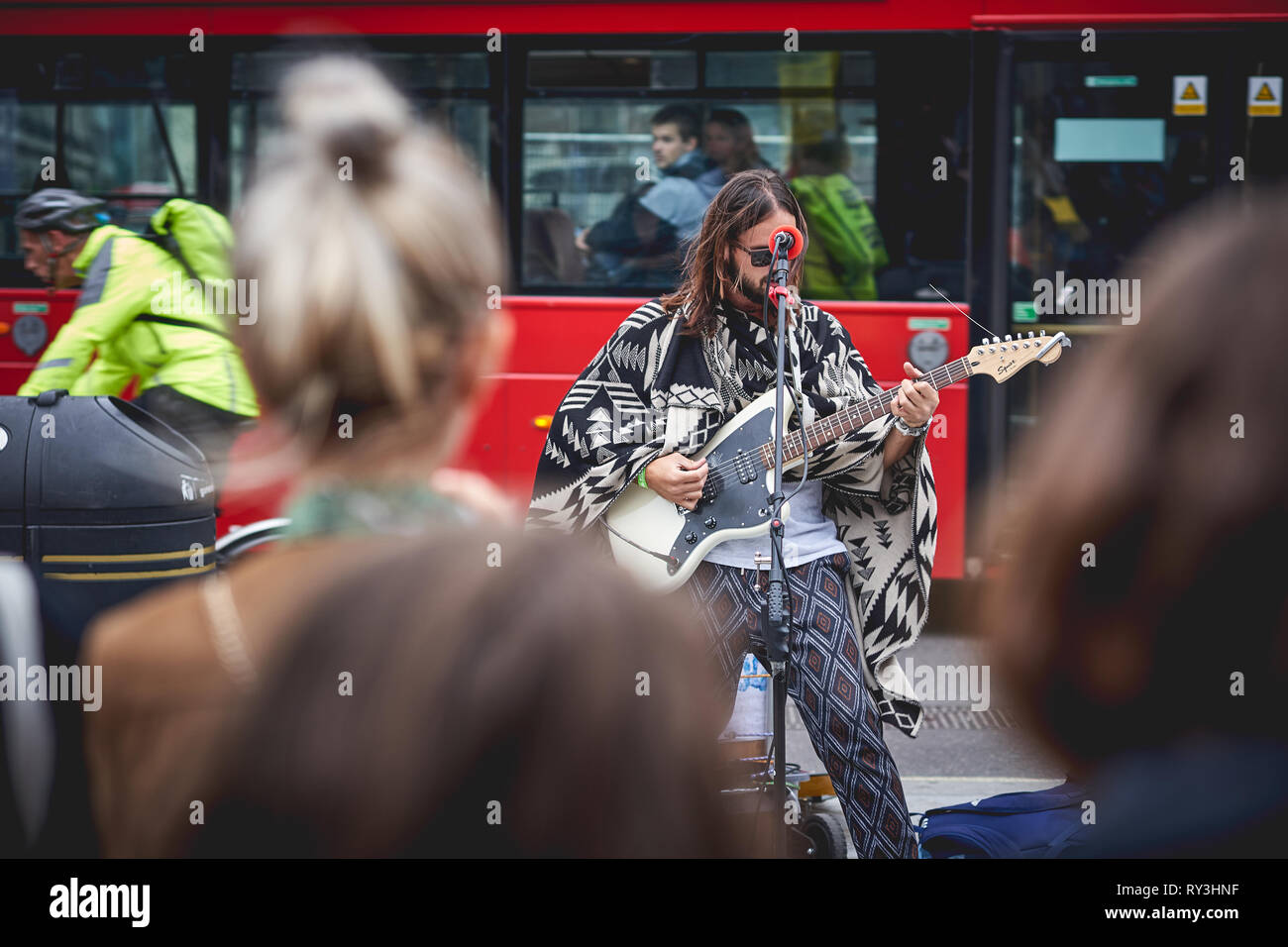 London, UK - August, 2018. Eine strasse Rock Musiker Durchführung außerhalb der Tottenham Court Road U-Bahnstation in einem überfüllten Oxford Street. Stockfoto