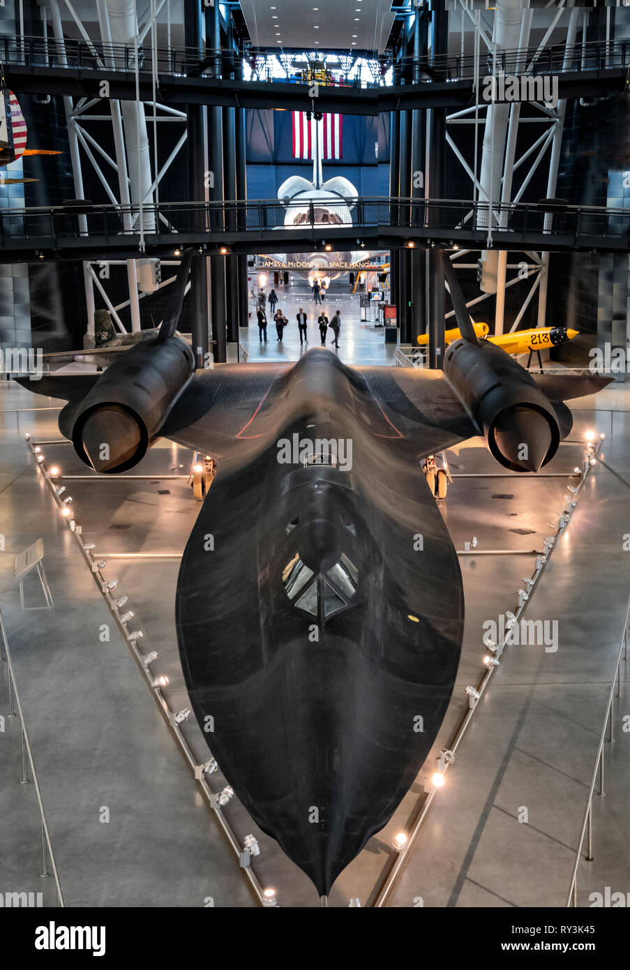 Einen großen Eingang in die Luft und Allraum Museum Anhang mit einem SR 71 Blackbird Spy Plane. Stockfoto