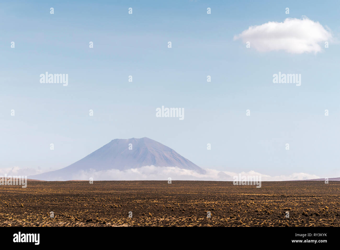 Höhe Flugzeug mit weit entfernten Vulkan Misti und einsame Wolke im blauen Himmel Stockfoto