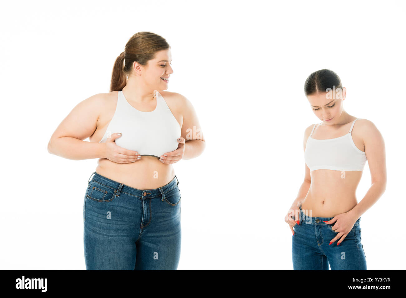 Traurig schlank und gesund Übergewicht Frauen in Denim zusammen auf Weiß, Körper Positivität Konzept isoliert Posing Stockfoto