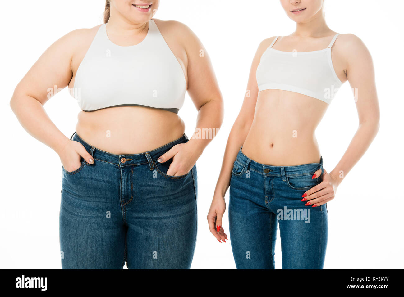 7/8-Ansicht von lächelnden Schlank und übergewichtige Frauen in Jeans zusammen auf Weiß, Körper Positivität Konzept isoliert Posing Stockfoto
