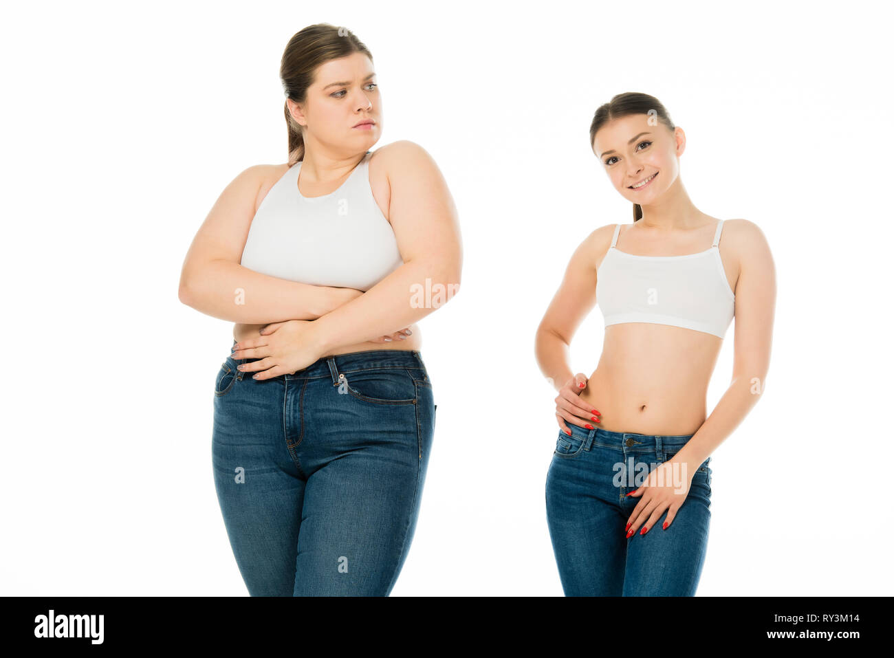Traurig übergewichtige Frau Abdeckungskörper mit Händen und schlanke Frau isoliert auf weißem Stockfoto