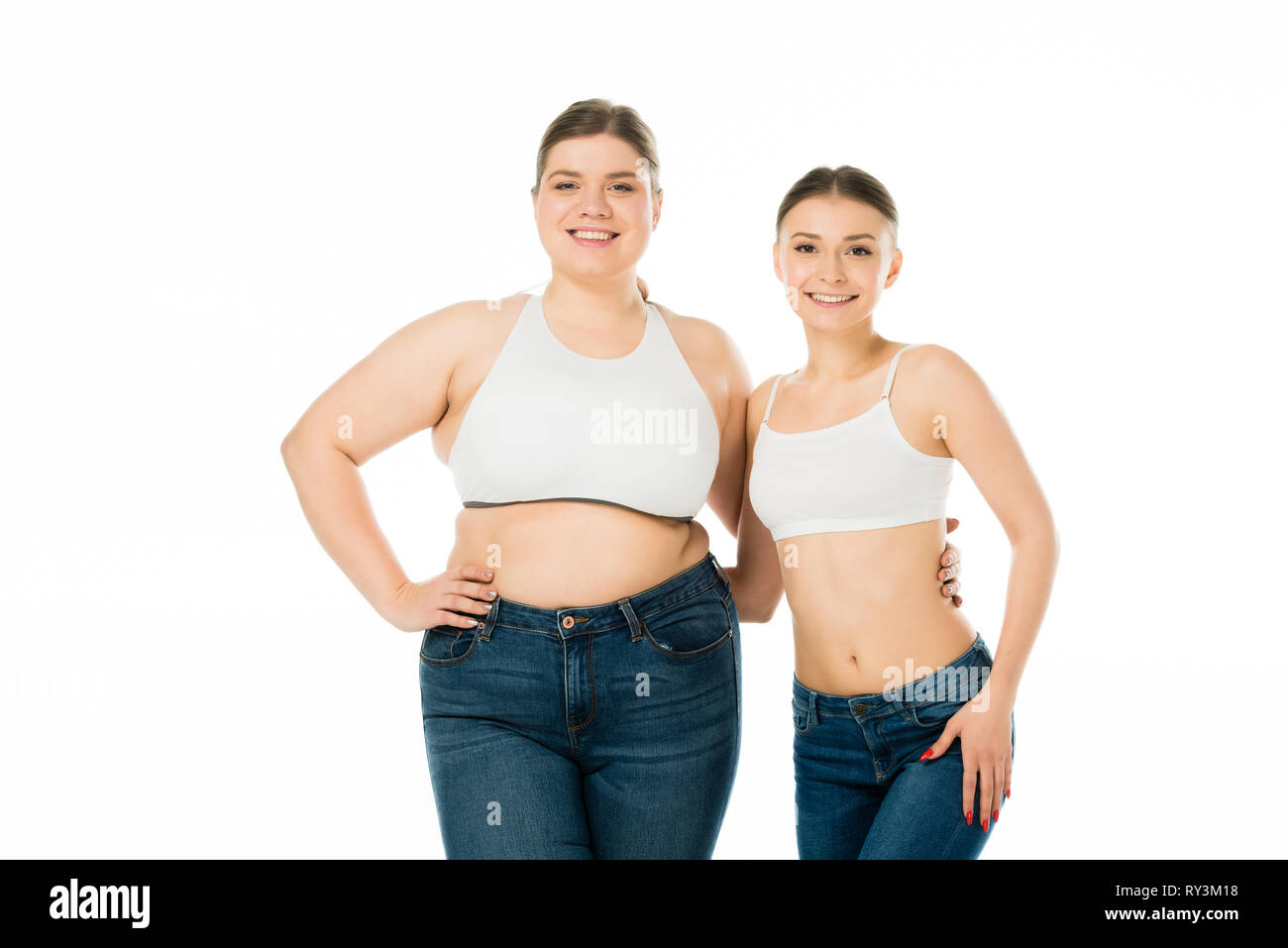 Gerne schlank und übergewichtige Frauen umarmen auf Weiß, Körper Positivität Konzept isoliert Stockfoto