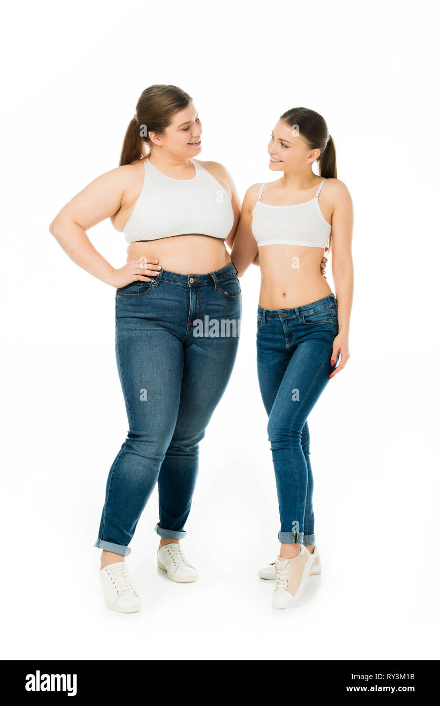 Gerne schlank und übergewichtige Frauen umarmen und an jedem anderen Suchen auf Weiß, Körper Positivität Konzept isoliert Stockfoto